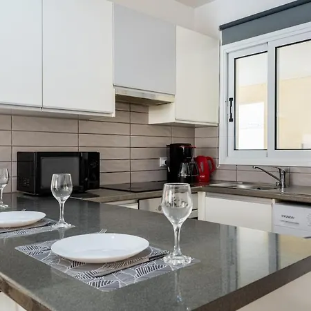 Levante - 2-br & Terrace In Apartamento Larnaca